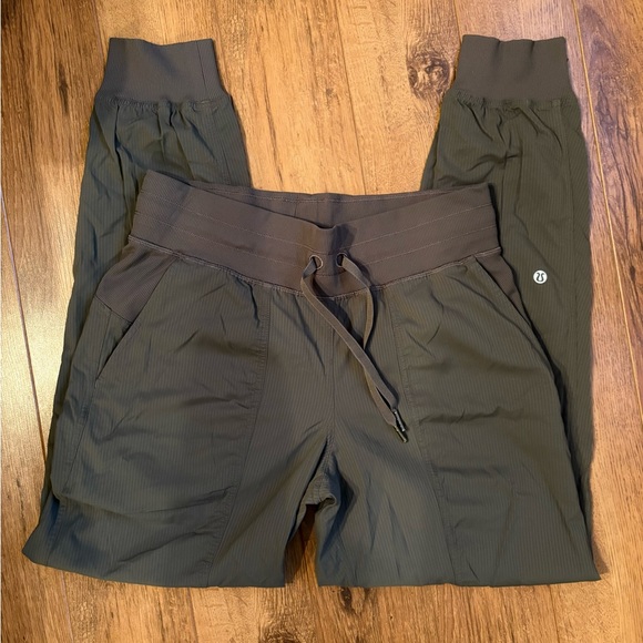 Lululemon Dance Studio Mid-Rise Jogger. Olive Green. Size 6 - Picture 6 of 10